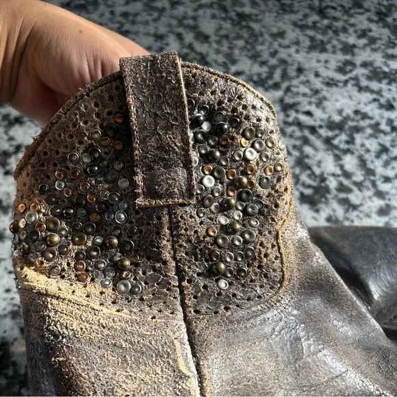 Frye Deborah Studded Boots Size 8 Distressed EUC - Picture 13 of 13